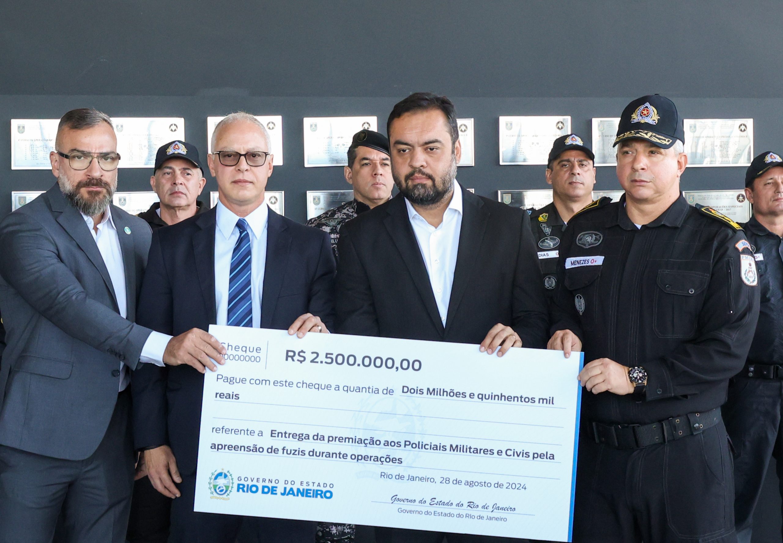 Cláudio Castro entrega bonificação de R$ 2,5 milhões a policiais pela apreensão de 500 fuzis em um ano