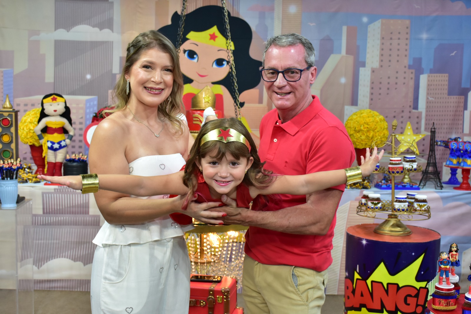 Milla comemora 5 anos com festa temática da Mulher Maravilha