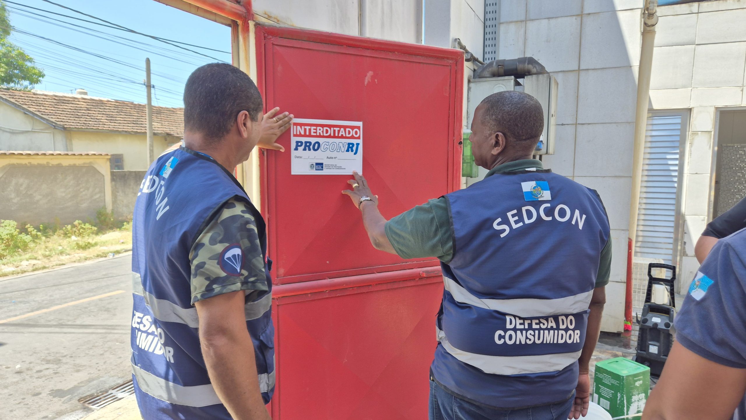 Fábrica de picolés em Belford Roxo é interditada após consumidor encontrar barata em sorvete